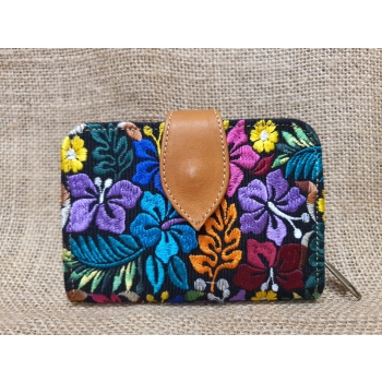 Portmonetka z jasnobrązowej skóry z kolorowym kwiatowym haftem.